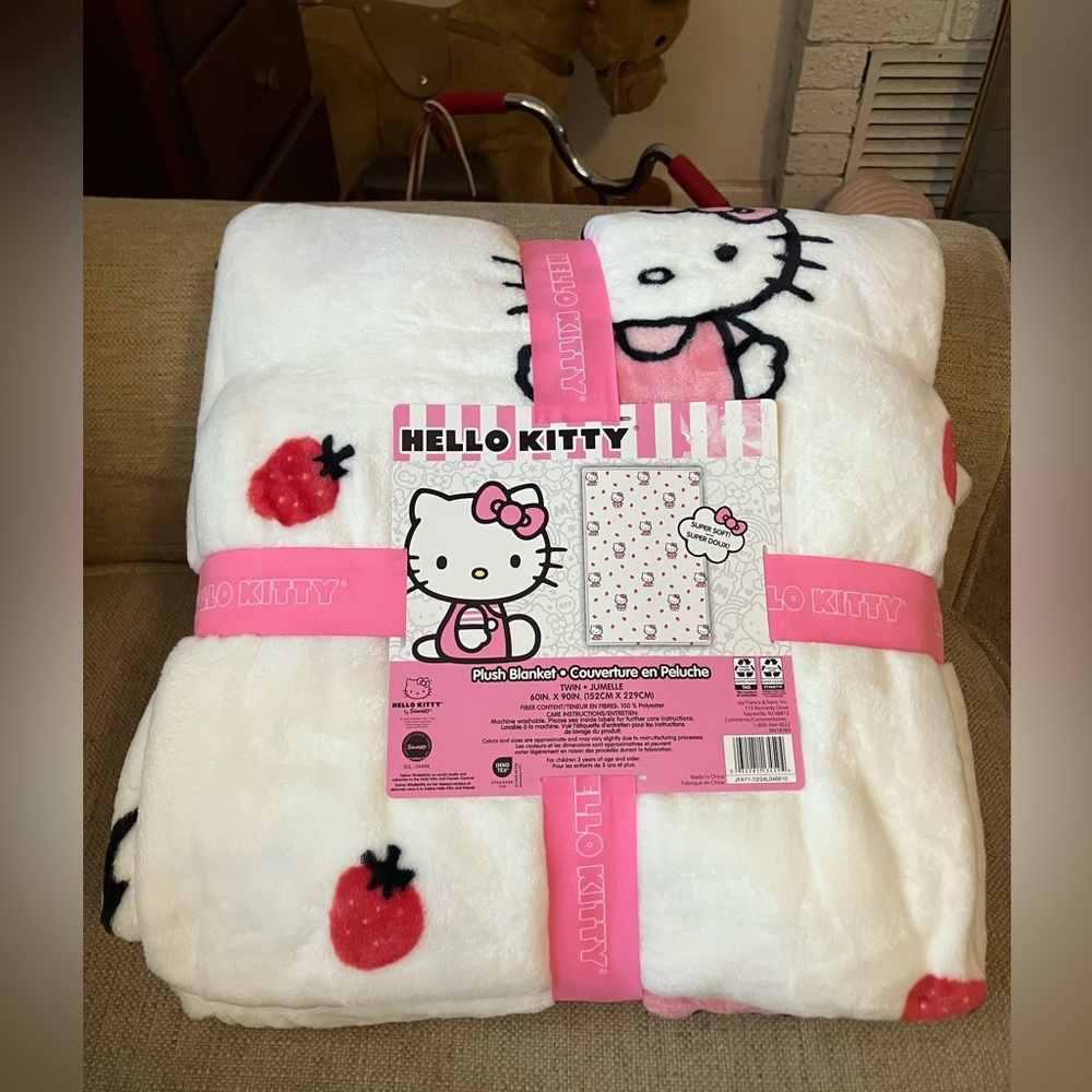 Hello kitty strawberry plush blanket